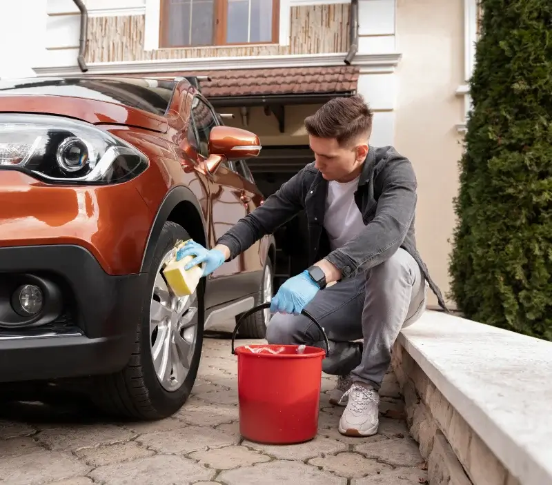Lavage auto à domicile Lunel-Viel : professionnel intervenant sur un véhicule
